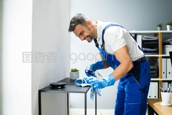 專業(yè)的清潔工辦公室清潔服務(wù)。